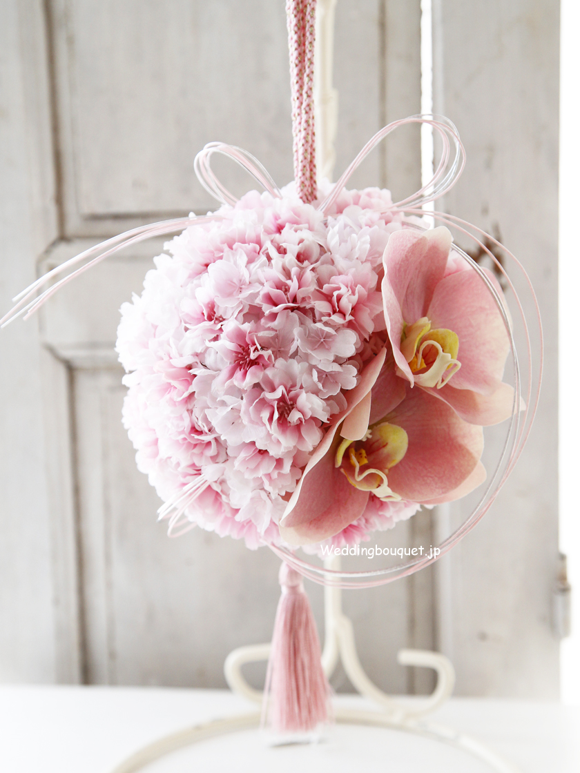 ピンク桜とこちょうらんの和装用ボールブーケ | ウェディング